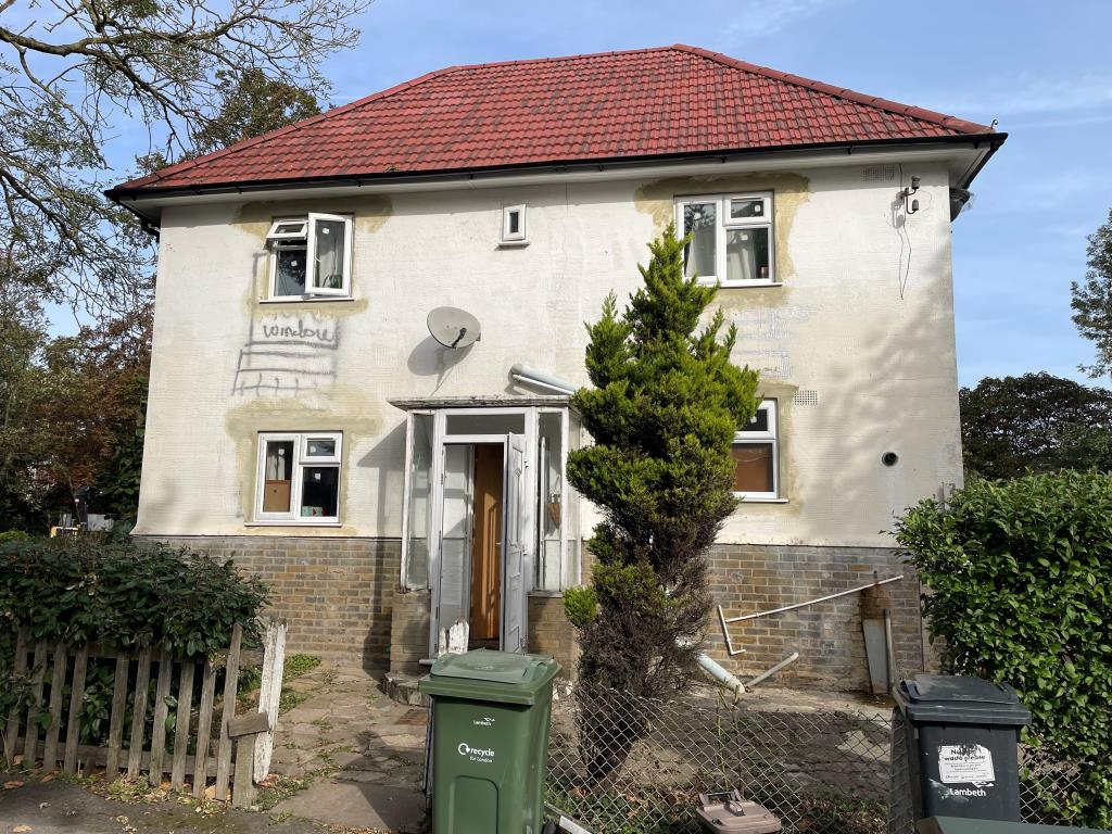 Lot: 76 - END-TERRACE HOUSE FOR INVESTMENT -